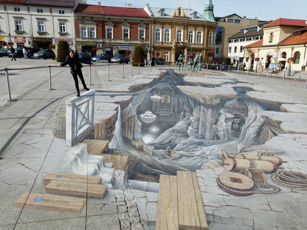 Nel centro di Wieliczka un grande dipinto raffigura la Chiesa di sale della Beata King in 3 D