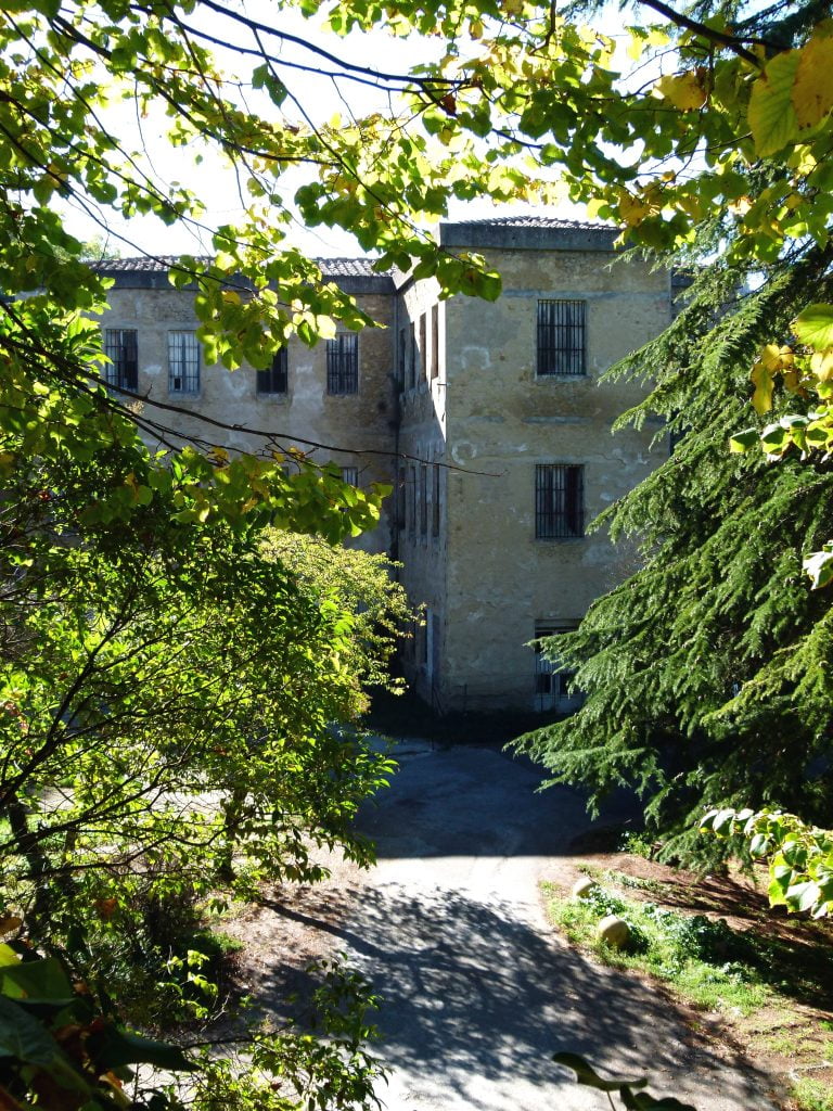 Il manicomio di Volterra, tra edifici abbandonati e arte brut - immagine 4