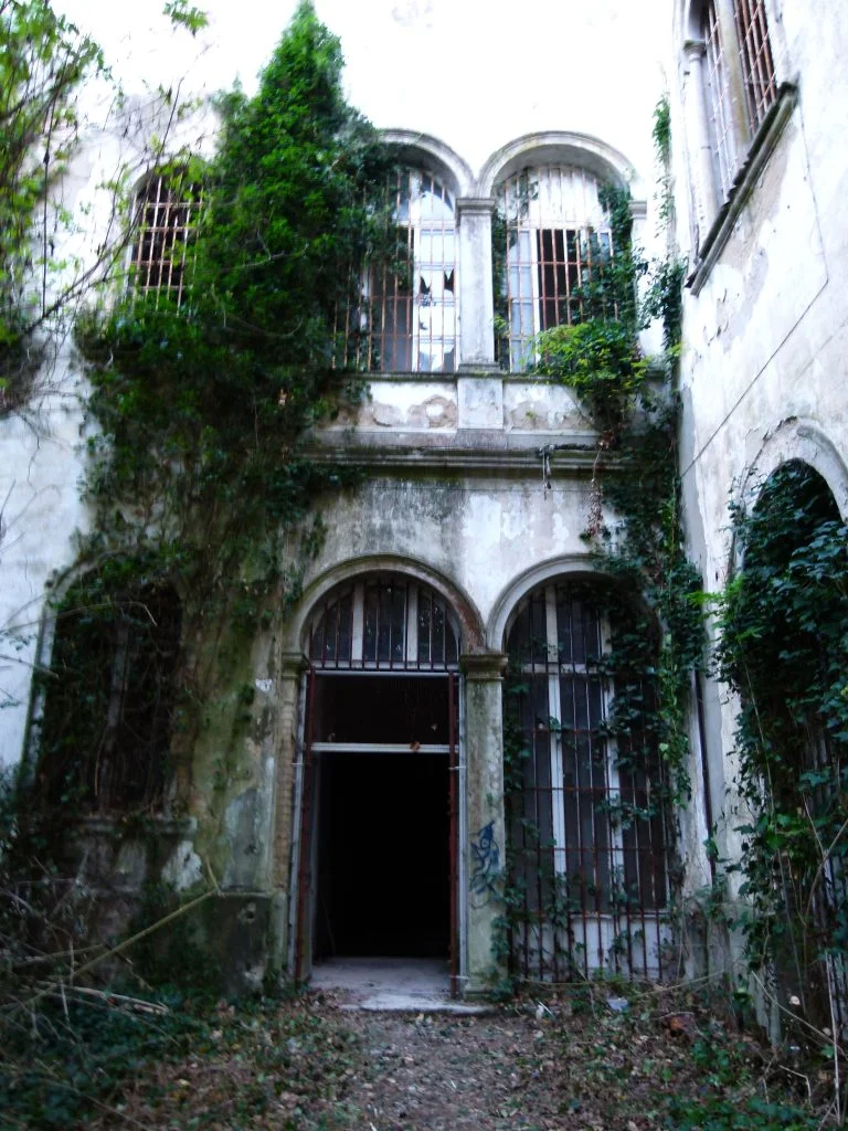 Il manicomio di Volterra, tra edifici abbandonati e arte brut - immagine 21