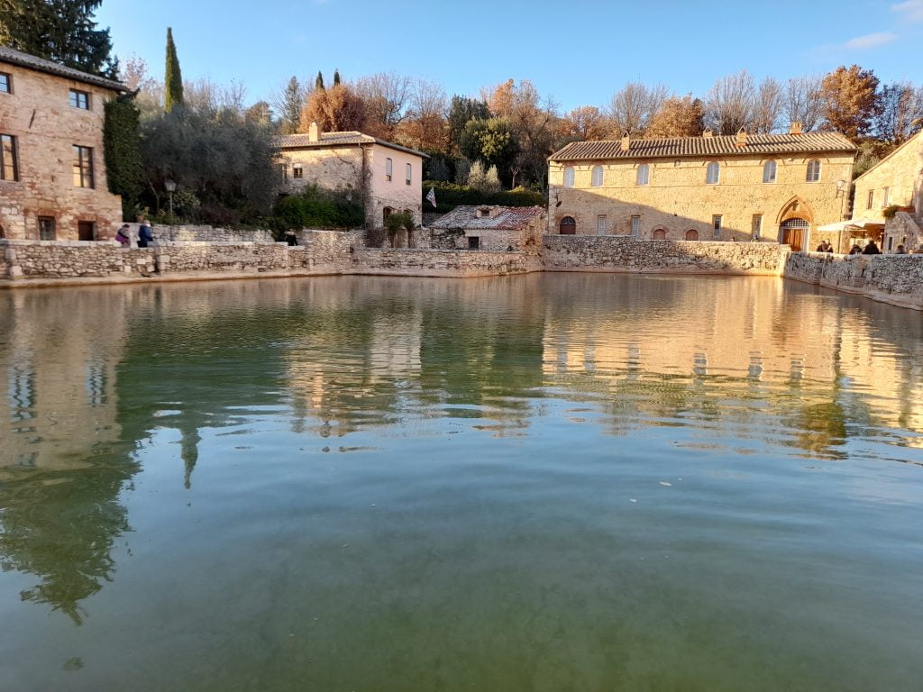 Bagno Vignoni, le insolite terme in piazza - immagine 3