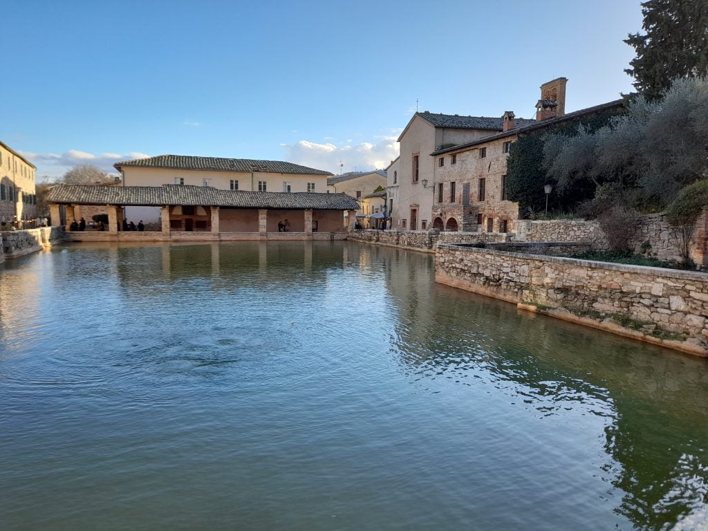 Bagno Vignoni, le insolite terme in piazza - immagine 7