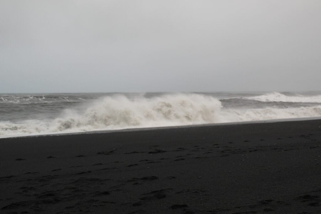 Reynisfjara, il fascino della spiaggia nera tra pericoli e leggende - immagine 5