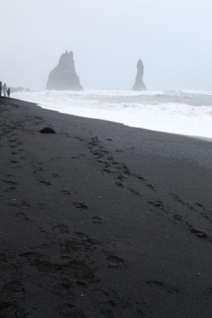 Reynisfjara, il fascino della spiaggia nera tra pericoli e leggende - immagine 4