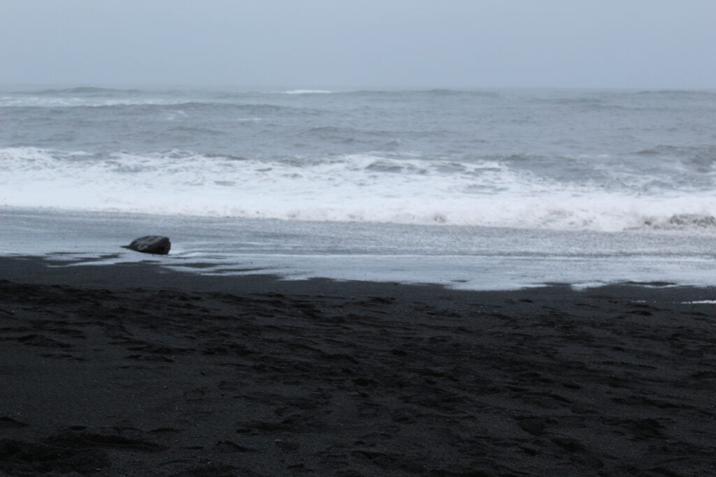 Reynisfjara, il fascino della spiaggia nera tra pericoli e leggende - immagine 6