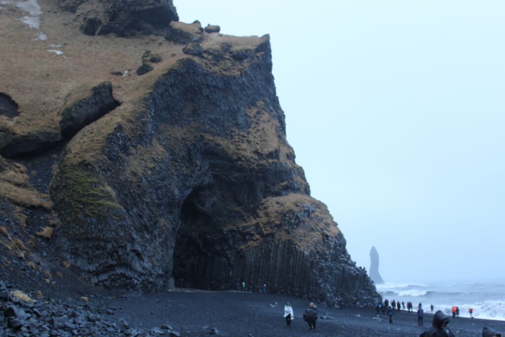 Reynisfjara, il fascino della spiaggia nera tra pericoli e leggende - immagine 3