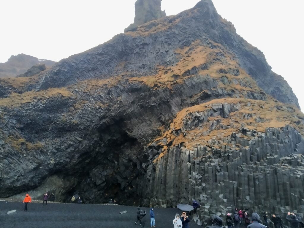 Reynisfjara, il fascino della spiaggia nera tra pericoli e leggende - immagine 8